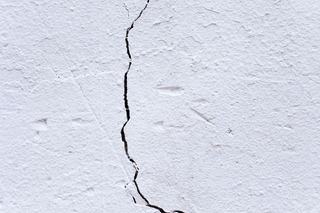 Ce que révèle une expertise fissure façade sur une maison